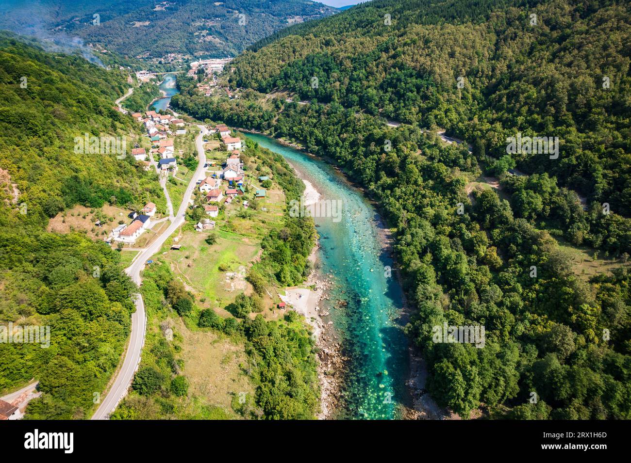 Vue aérienne drone de la vallée de la rivière Drina en Bosnie-Herzégovine par temps ensoleillé. Banque D'Images