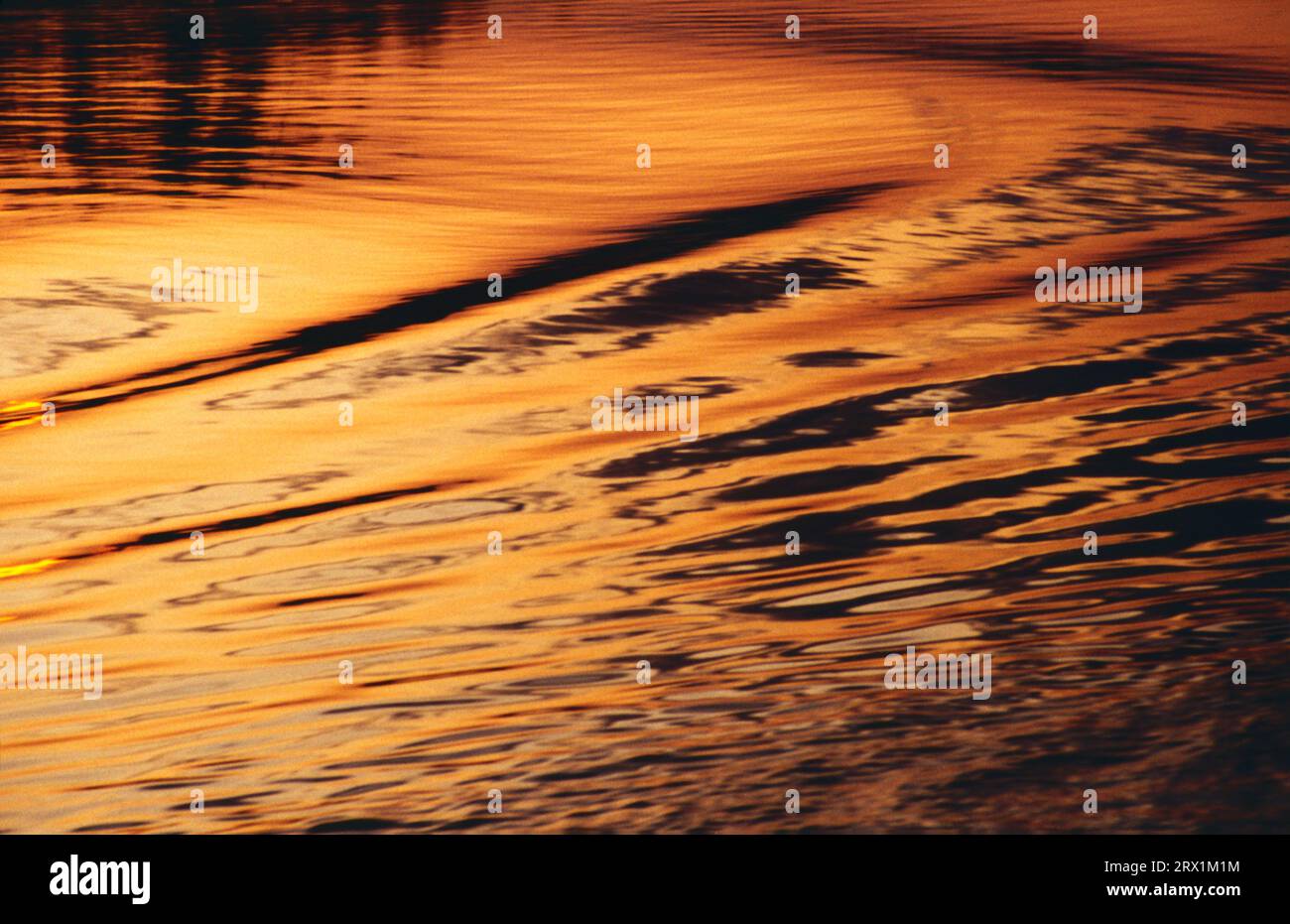 Wellen auf der Wolga im Sonnenuntergang * vagues sur la Volga au coucher du soleil Banque D'Images
