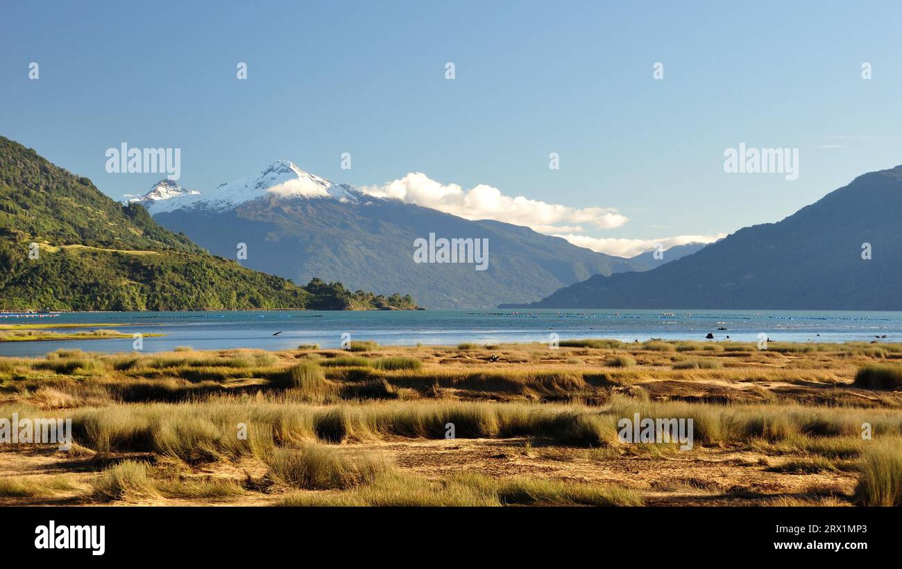 L'Estero Reloncavi près de Cochamo dans le sud du Chili avec le volcan enneigé Yate, Patagonie, Chili Banque D'Images