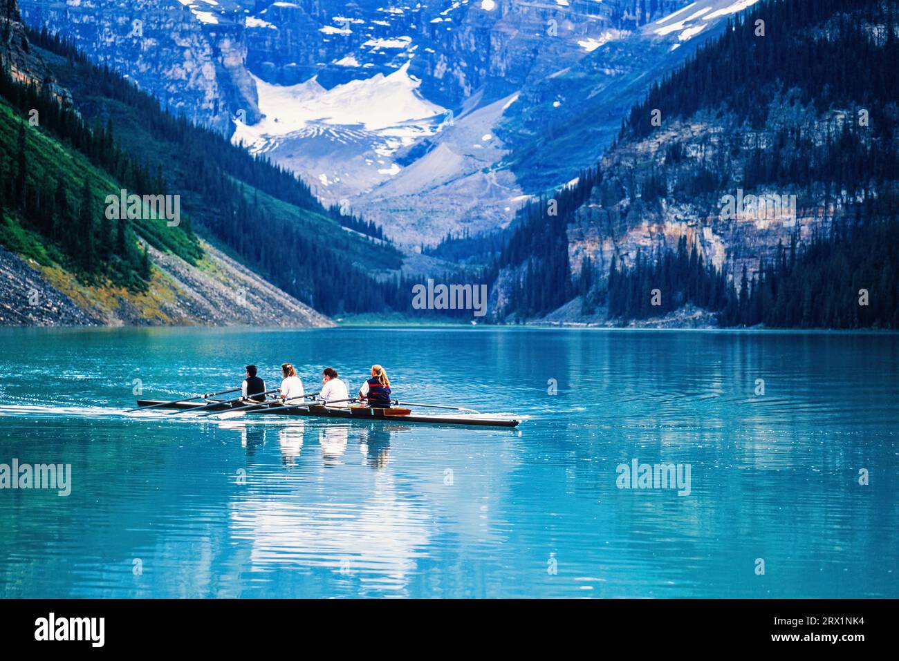 Quatre femmes pagayant en kayak dans un magnifique lac de montagne, parc national Banff, Lake louise, Alberta, Canada Banque D'Images