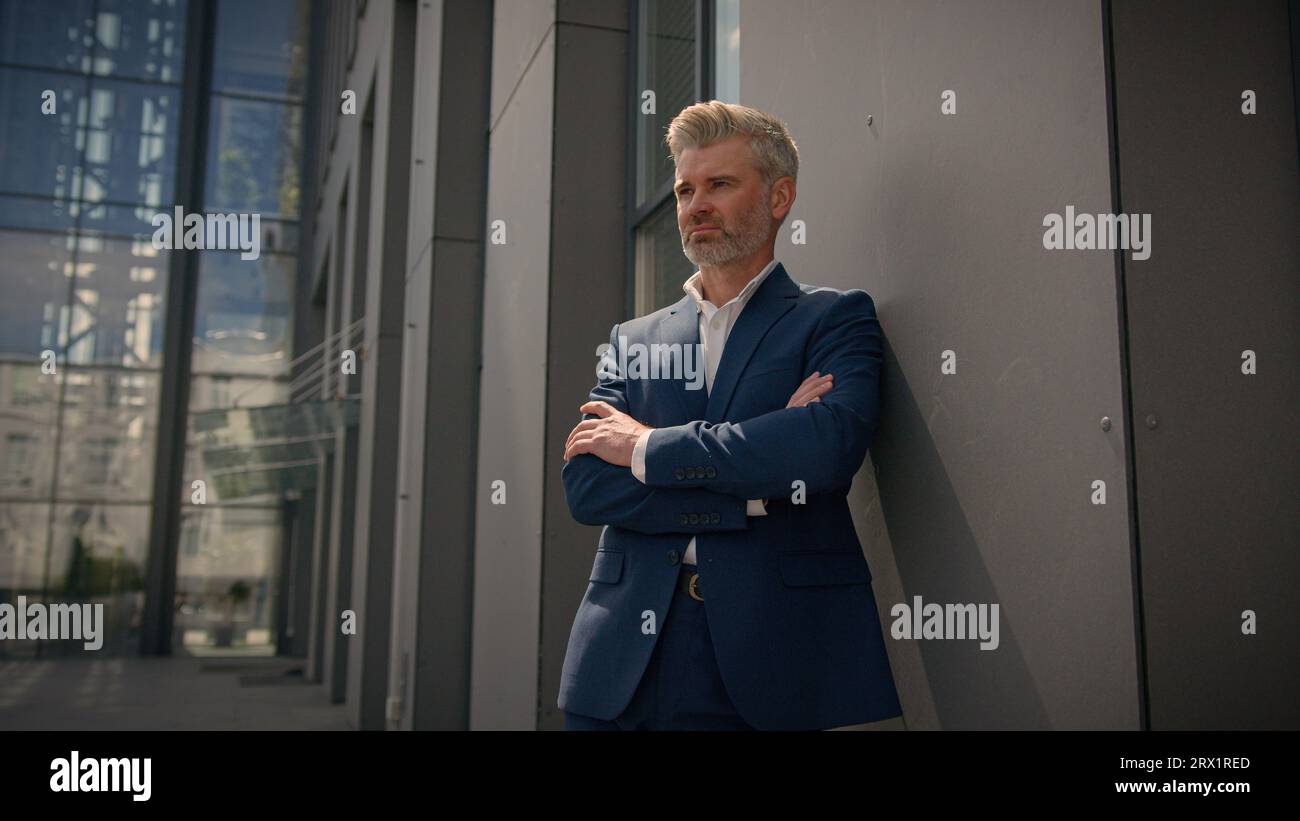 Portrait en extérieur pensif homme senior caucasien réfléchi responsable d'entreprise mature employeur d'âge moyen vieil homme d'affaires regardant loin tourner à la caméra Banque D'Images