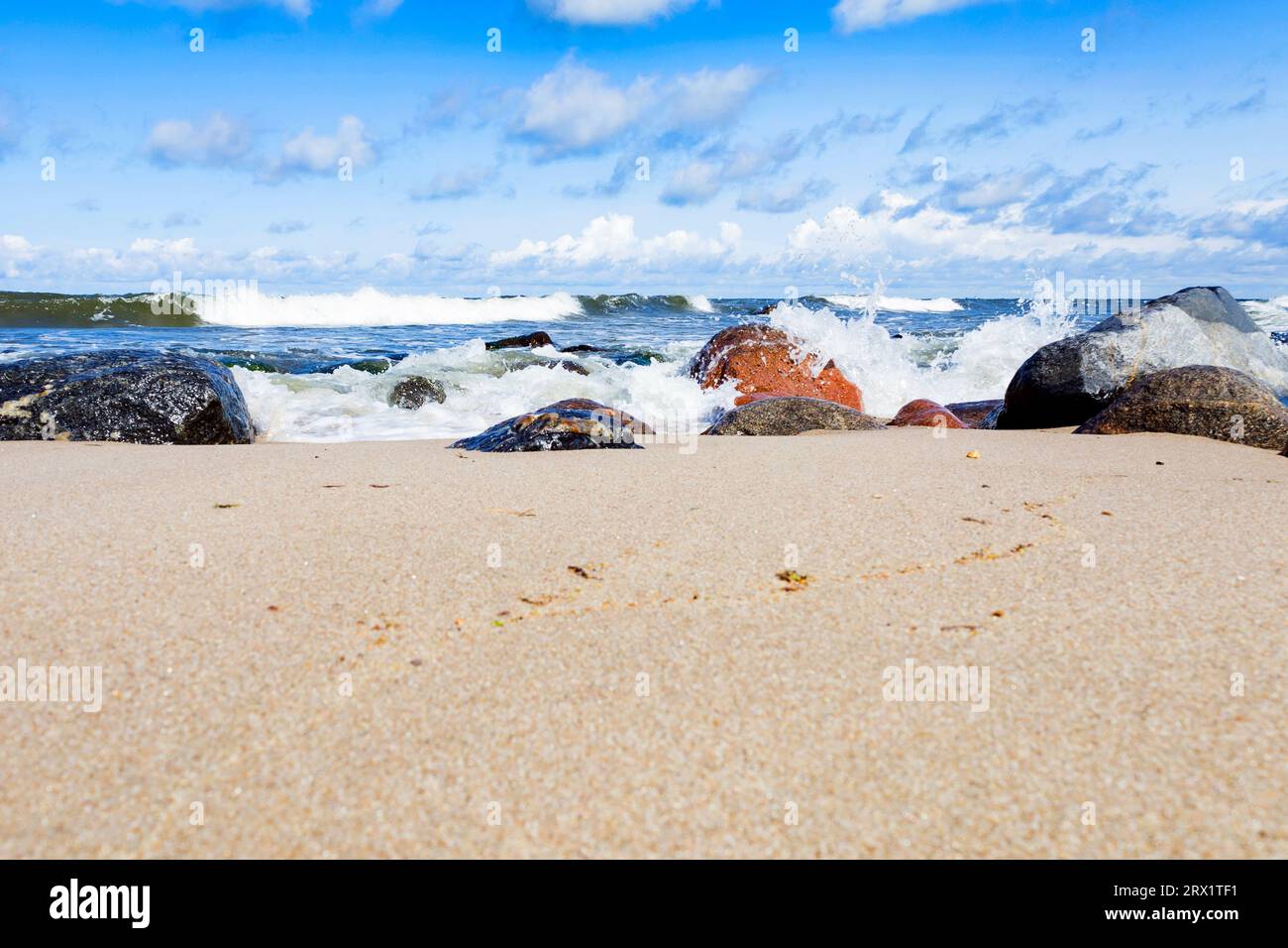 Lever du soleil sur la mer - accident de vague de mer sur la grande pierre dans de belles éclaboussures blanches. Seascape. Vue panoramique sur le bord de mer. Banque D'Images Lever du soleil sur la mer - accident de vague de mer sur la grande pierre dans de belles éclaboussures blanches. Seascape. Vue panoramique sur le bord de mer. Banque D'Images