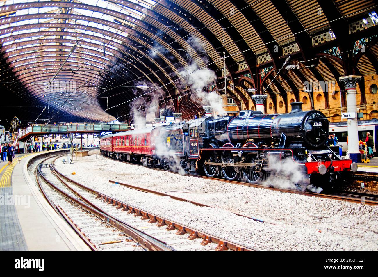 Jubilee class no 45690 Leander arrivant à York, Yorkshire, Angleterre le 16 septembre Banque D'Images