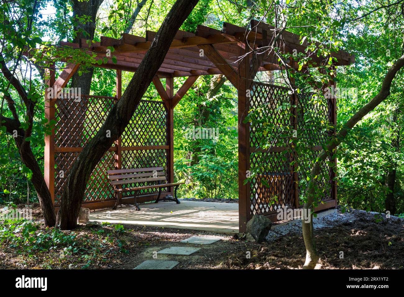 Lieu de repos de structure en bois avec banc dans le jardin botanique, Sopron, Hongrie Banque D'Images