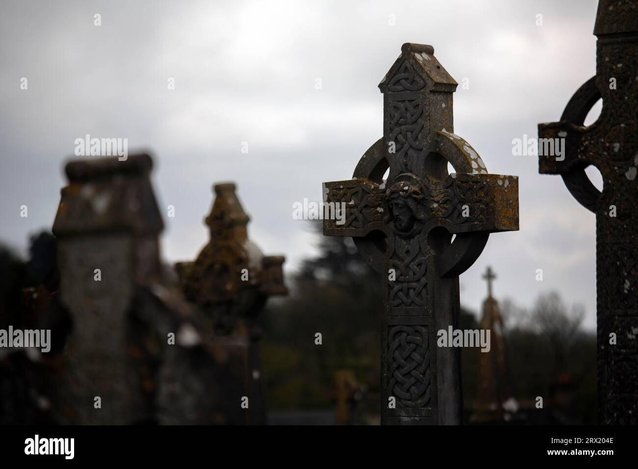 Croix celtiques dans un cimetière irlandais. Kilkenny, Irlande Banque D'Images