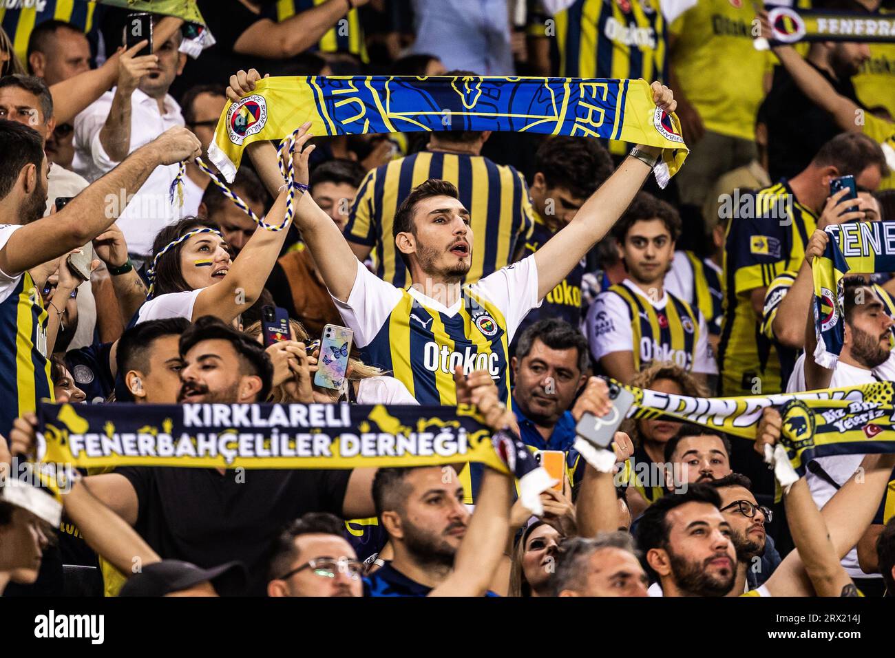 Une jeune fan de football féminine applaudissant avec un foulard et