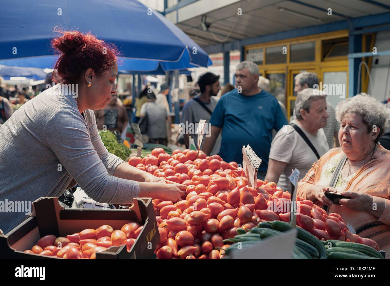 Sofia, Bulgarie. Août 2023. Scènes de la vie quotidienne dans un marché de fruits et légumes de la capitale Banque D'Images