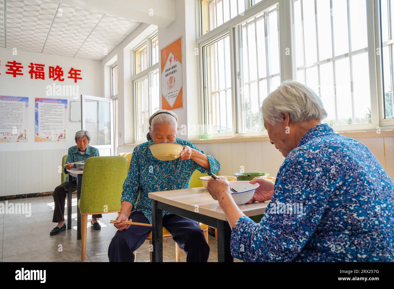 Comté de Luannan, Chine - 6 septembre 2022 : les personnes âgées vivant seules mangent dans de petites cantines en Chine rurale. Banque D'Images
