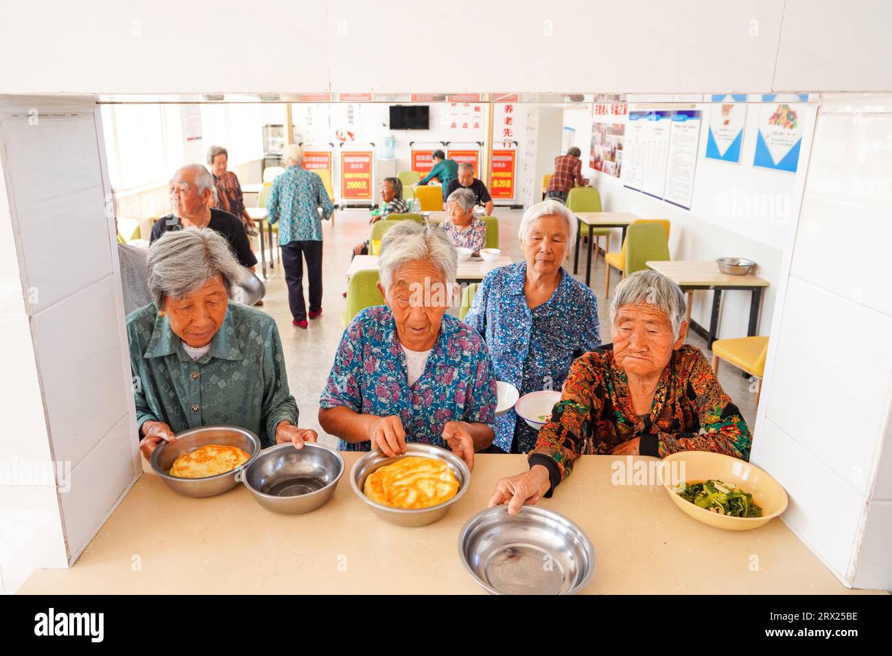 Comté de Luannan, Chine - 6 septembre 2022 : les personnes âgées vivant seules attendent le dîner dans une petite cafétéria. Banque D'Images