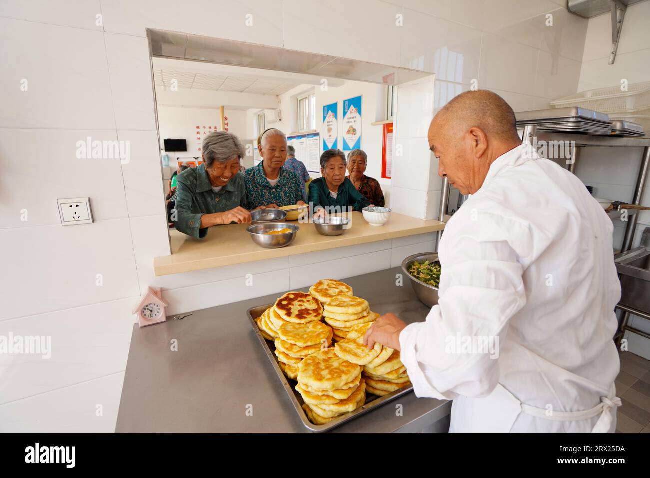 Comté de Luannan, Chine - 6 septembre 2022 : le personnel de cuisine a servi des repas et des légumes aux personnes âgées vivant seules dans une petite cafétéria. Banque D'Images