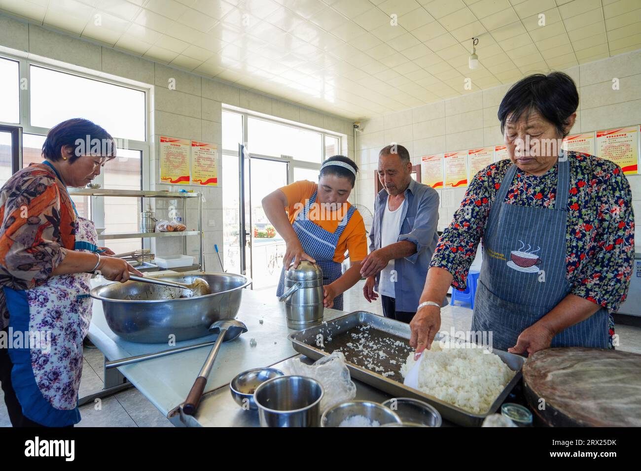 Comté de Luannan, Chine - 6 septembre 2022 : le personnel de cuisine a servi des repas et des légumes aux personnes âgées vivant seules dans une petite cafétéria. Banque D'Images