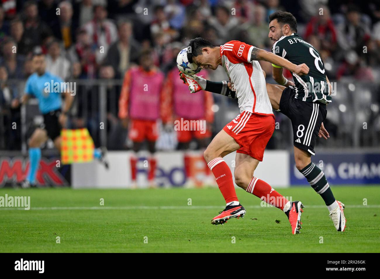 Tackle, jeu dangereux, jambes hautes, min-jae Kim FC Bayern Munich FCB (03) v Bruno Fernandes Manchester United Manu (08) linesman, Ligue des Champions Banque D'Images