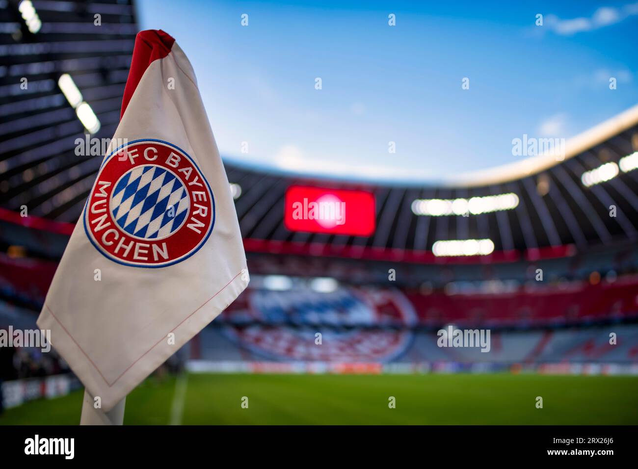 Drapeau d'angle, tableau d'affichage, logo, FC Bayern, tribune, heure bleue, Ligue des Champions, Allianz Arena, Munich, Bavière, Allemagne Banque D'Images