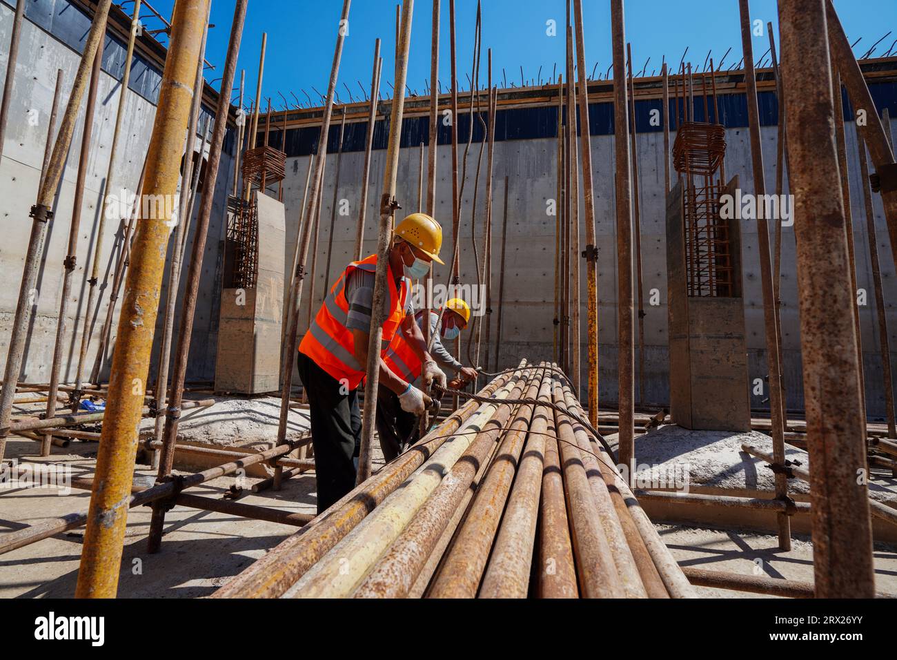 Comté de Luannan, Chine - 7 septembre 2022 : les travailleurs construisent des supports de tuyaux en acier sur un chantier de construction. Banque D'Images