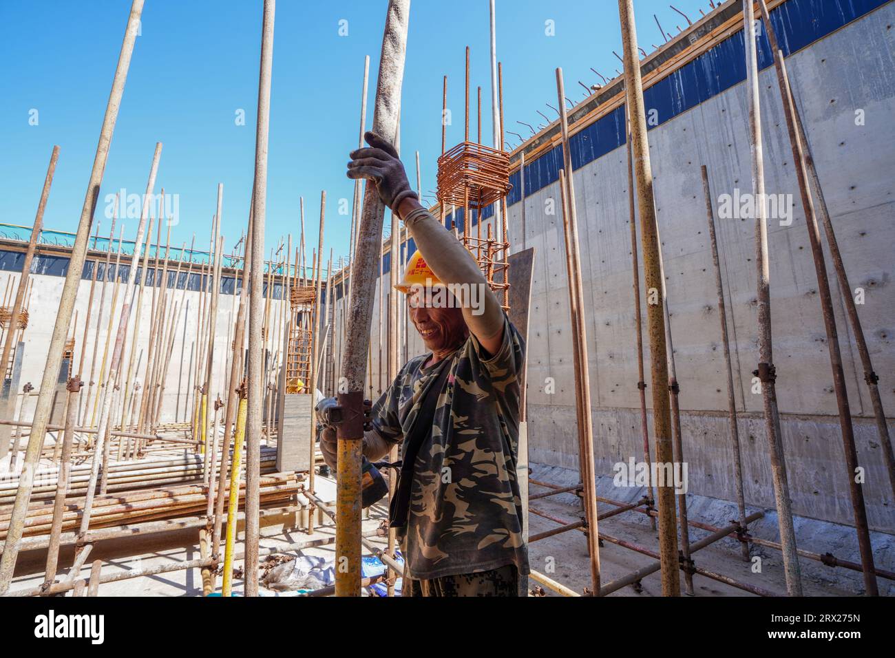 Comté de Luannan, Chine - 7 septembre 2022 : les travailleurs construisent des supports de tuyaux en acier sur un chantier de construction. Banque D'Images