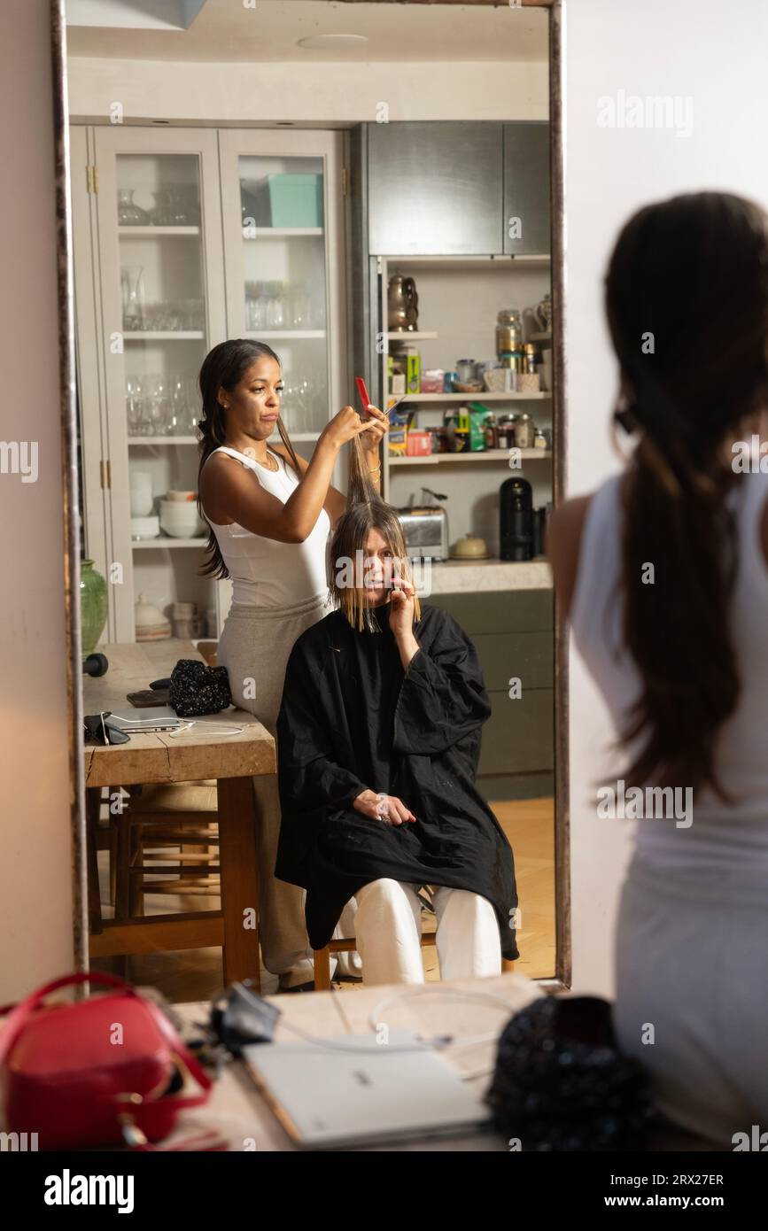 Salon de coiffure en visite à domicile, une femme a un rendez-vous de coiffure à son domicile, Londres, Angleterre, Royaume-Uni Banque D'Images