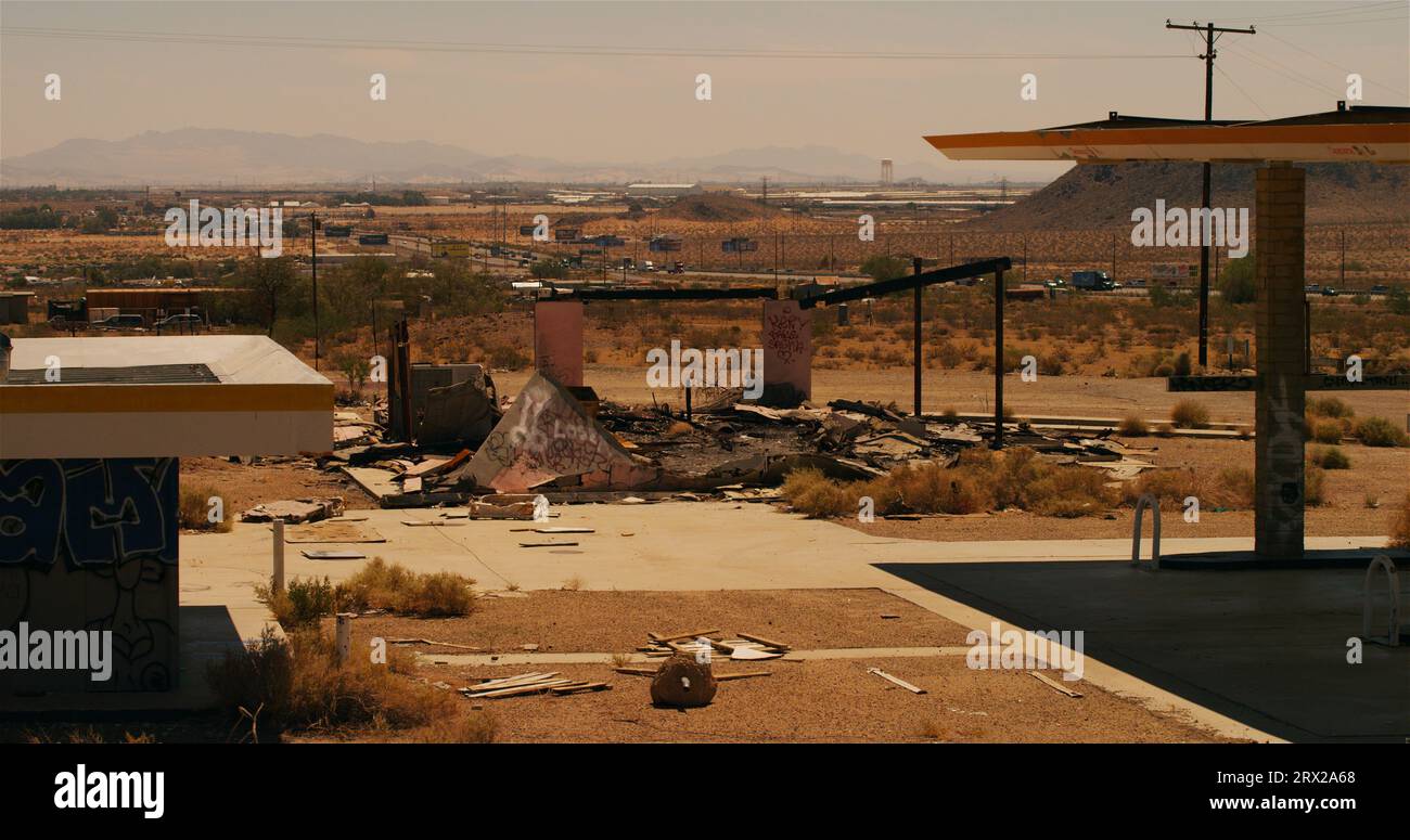 Le feu a vidé les restes d'une station-service abandonnée à l'extérieur de Barstow au large de l'I-15. Banque D'Images