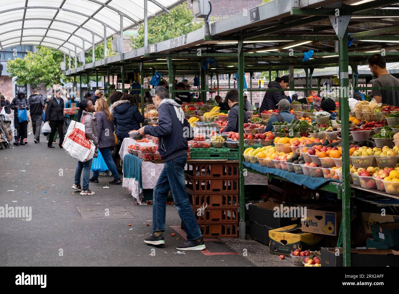 Les gens font du shopping pour des fruits et légumes à Birmingham Open Marke alors que les gens continuent à ressentir des difficultés économiques en raison de la crise du coût de la vie au Royaume-Uni le 21 septembre 2023 à Birmingham, Royaume-Uni. Le terme « crise du coût de la vie » vient d’une chute des revenus que connaît le Royaume-Uni depuis 2021. Elle est causée par une combinaison d'une inflation élevée, supérieure à l'augmentation des salaires, et d'une augmentation des impôts qui a réduit les revenus de nombreux ménages et personnes. Le marché libre offre une grande variété de fruits et légumes frais, tissus, articles ménagers et saisonniers Banque D'Images