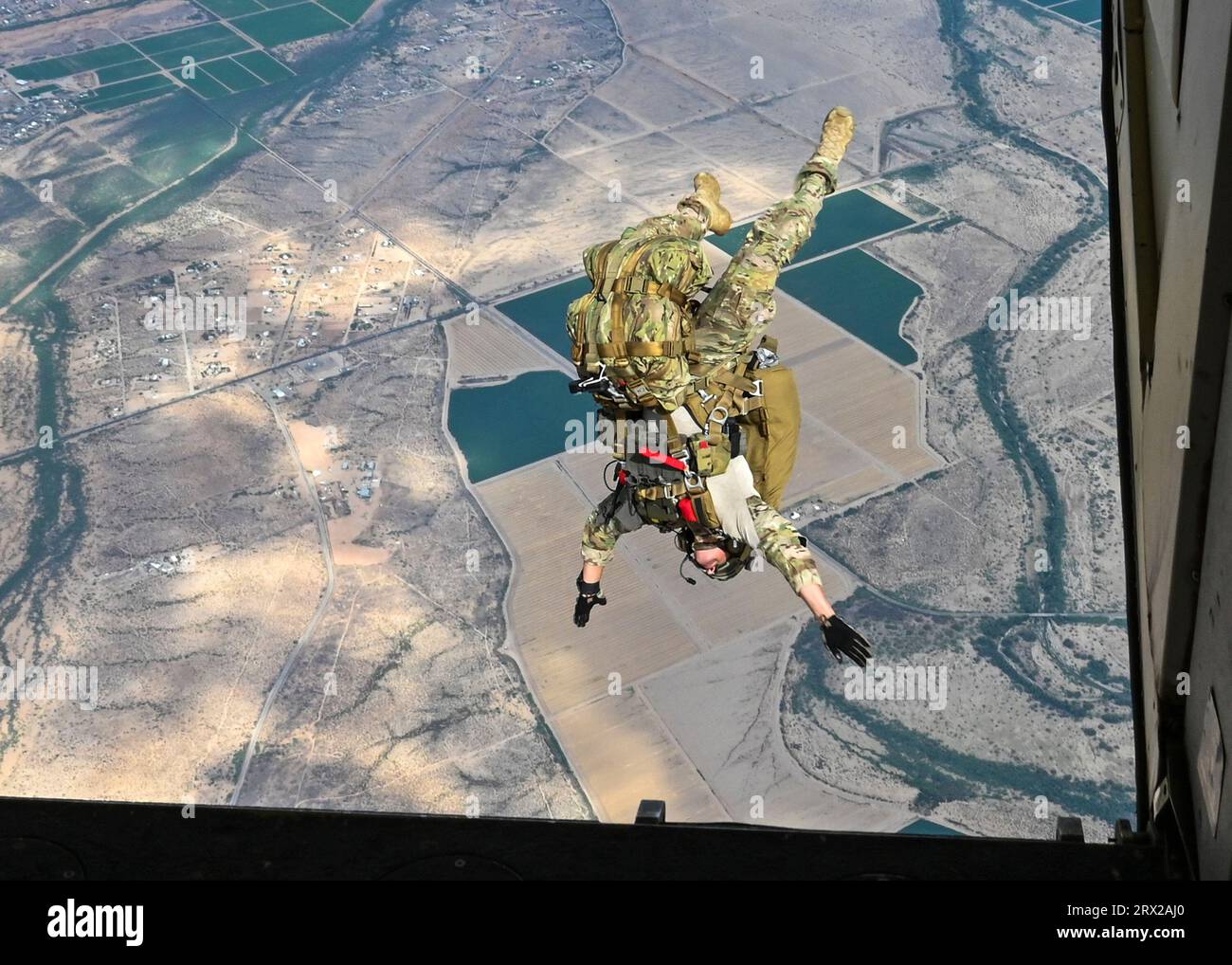Le 68th Rescue Squadron saute d'un avion pendant le combat leader course au-dessus de Marana, Arizona, 14 août 2023. Photo de Devlin Bishop Banque D'Images