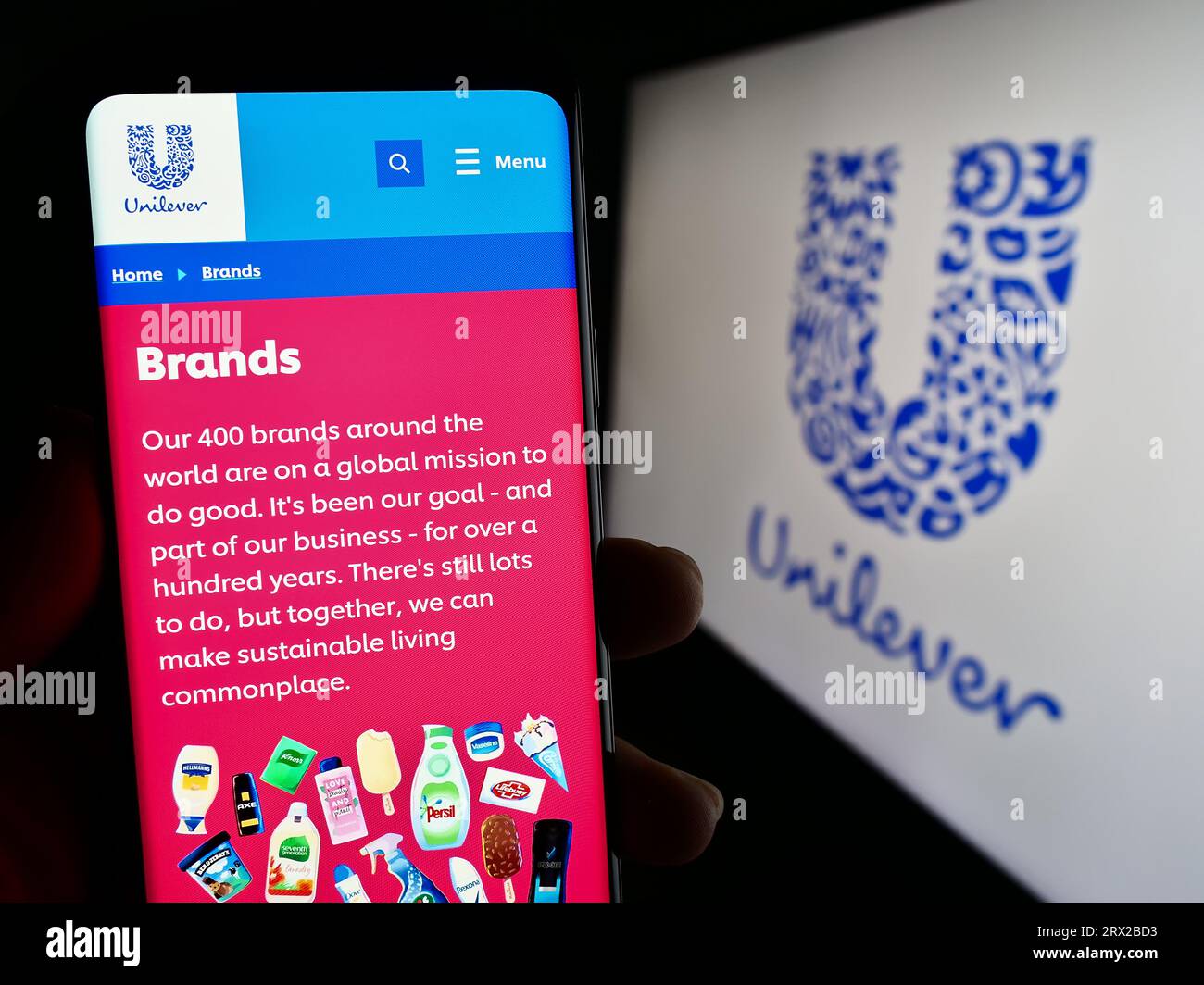 Personne tenant un téléphone portable avec la page Web de la société britannique de biens de consommation Unilever plc sur l'écran avec logo. Concentrez-vous sur le centre de l'écran du téléphone. Banque D'Images