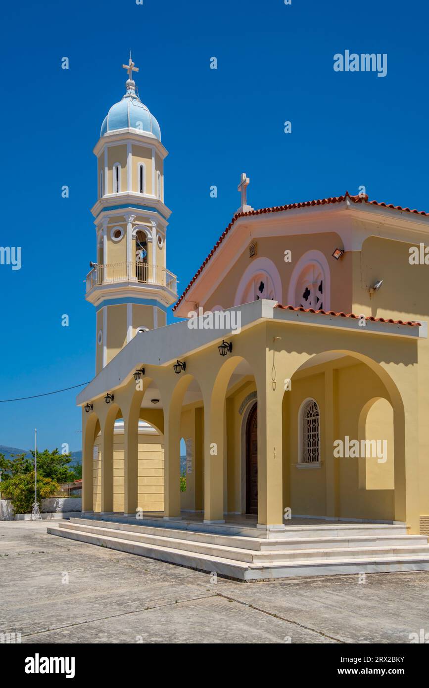 Vue de l'église orthodoxe grecque typique près de Lakithra, Céphalonie, îles Ioniennes, îles grecques, Grèce, Europe Banque D'Images