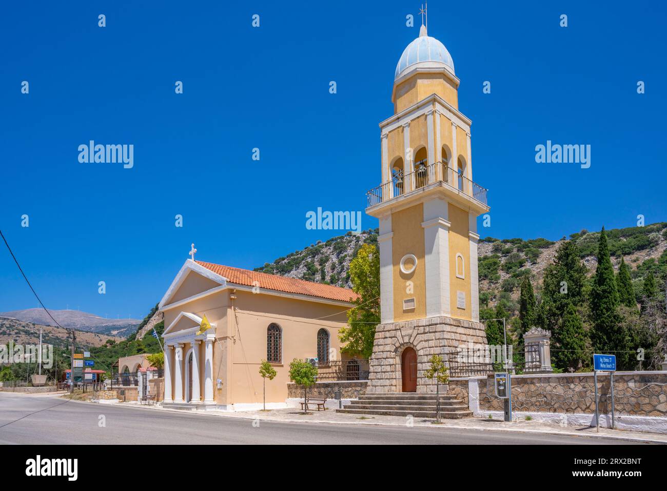 Vue de l'église orthodoxe grecque près d'Argostoli, capitale de Céphalonie, Céphalonie, îles Ioniennes, îles grecques, Grèce, Europe Banque D'Images