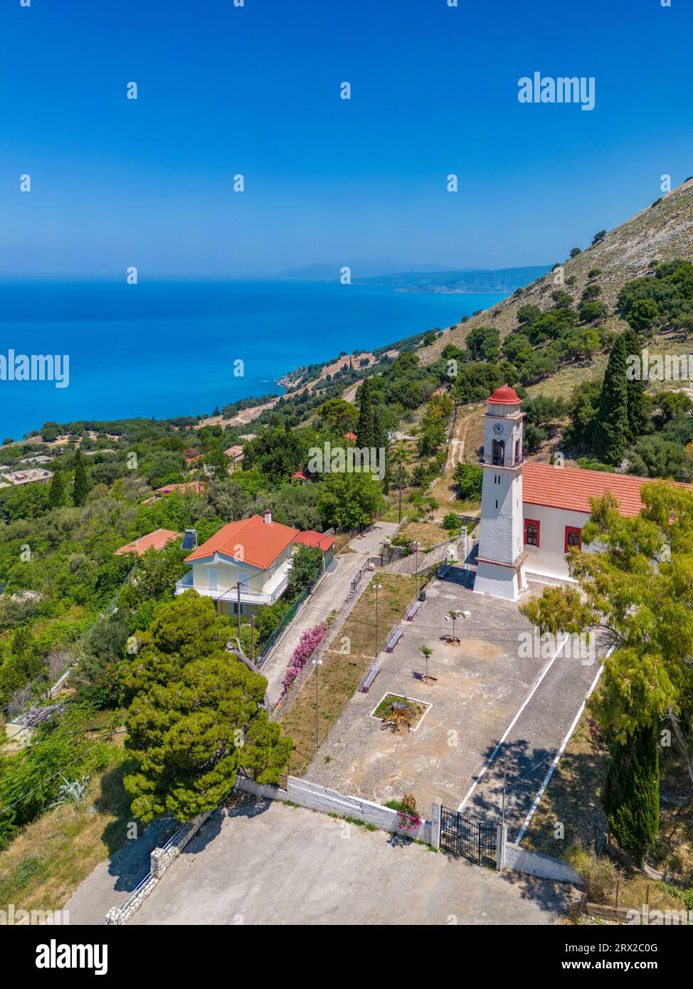 Vue aérienne de l'église orthodoxe grecque et du littoral près de Zola, Céphalonie, îles Ioniennes, îles grecques, Grèce, Europe Banque D'Images
