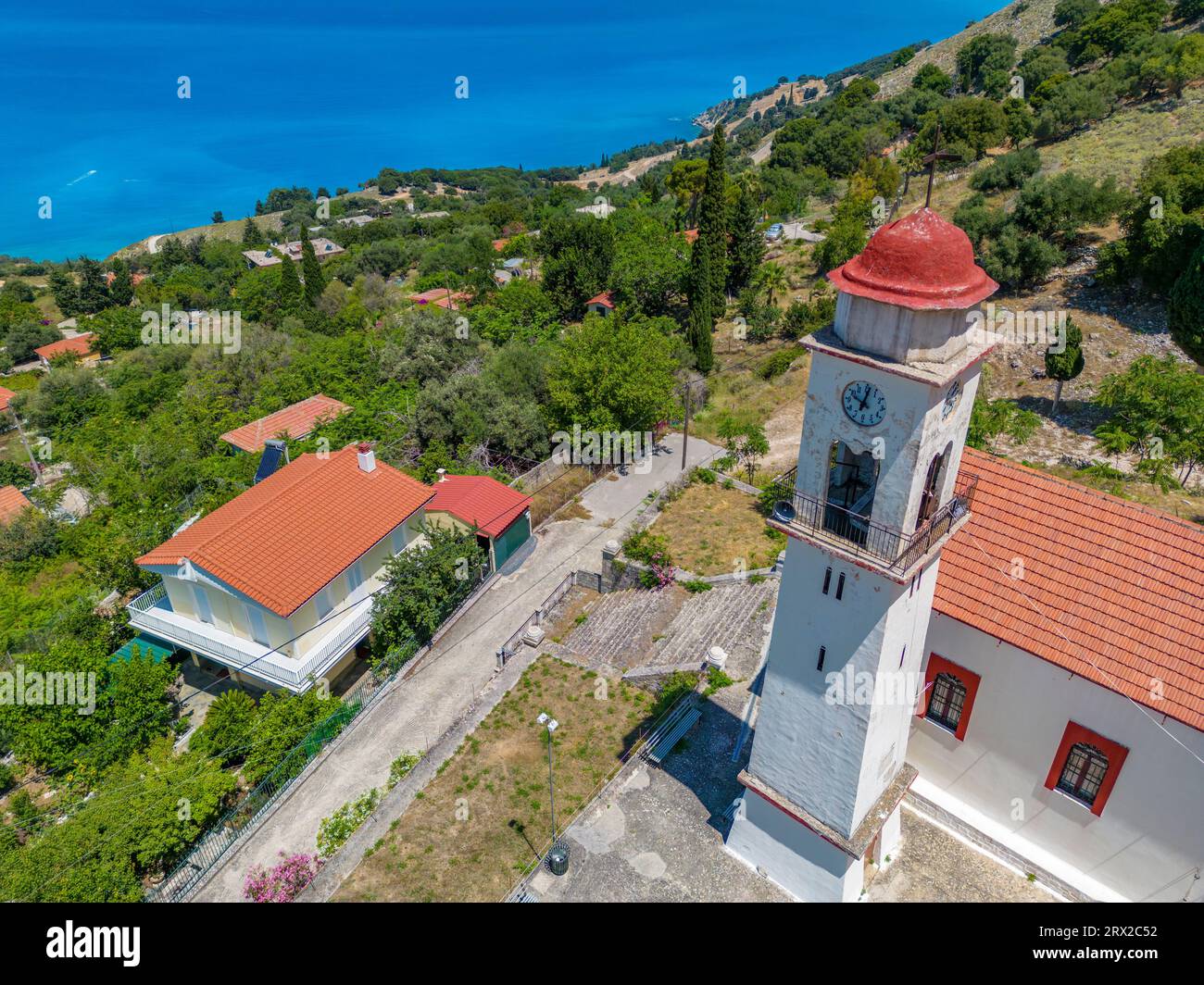 Vue aérienne de l'église orthodoxe grecque et du littoral près de Zola, Céphalonie, îles Ioniennes, îles grecques, Grèce, Europe Banque D'Images