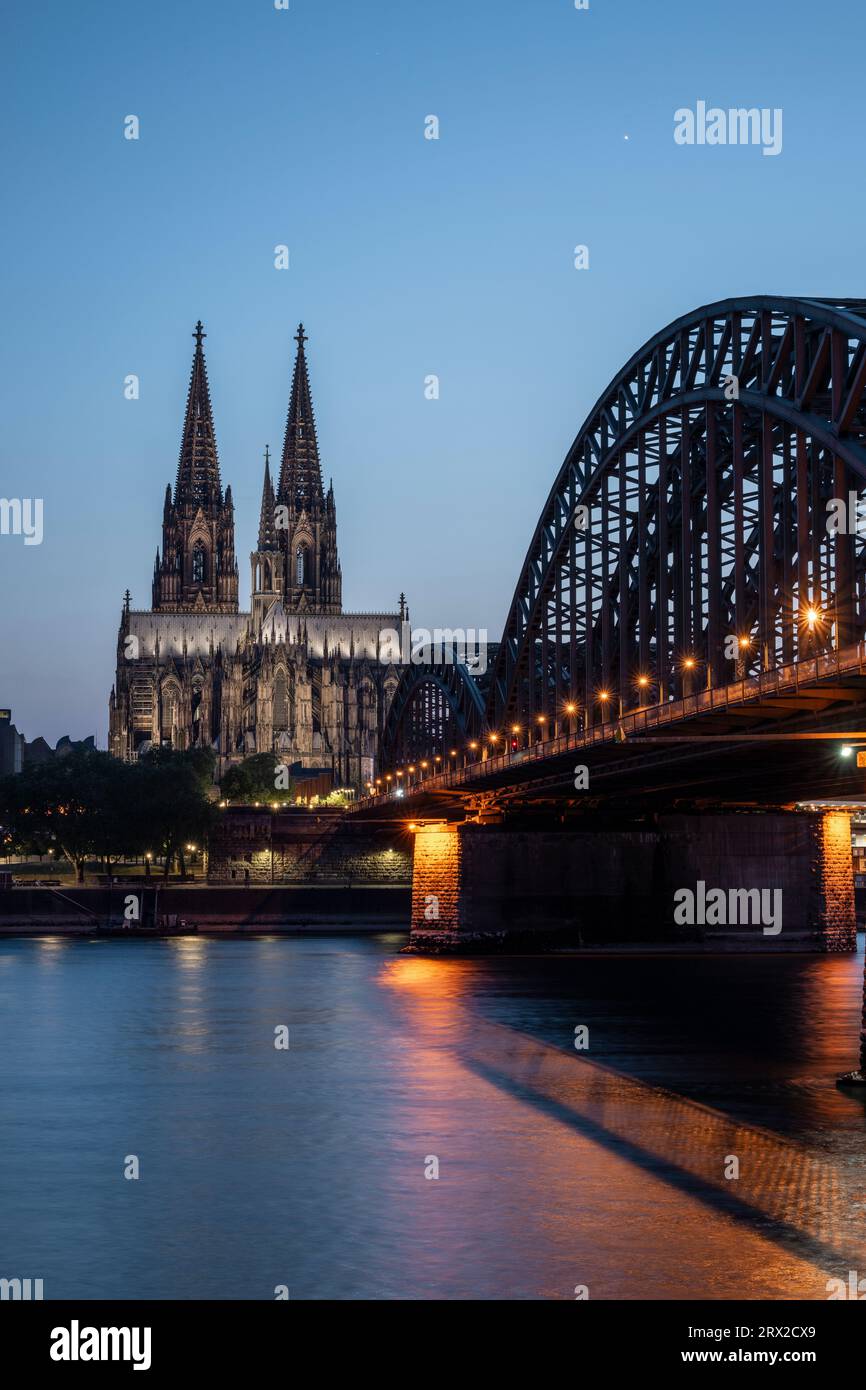 Cathédrale de Cologne, site du patrimoine mondial de l'UNESCO, et pont Hohenzollern au crépuscule, Cologne, Rhénanie du Nord-Westphalie, Allemagne, Europe Banque D'Images