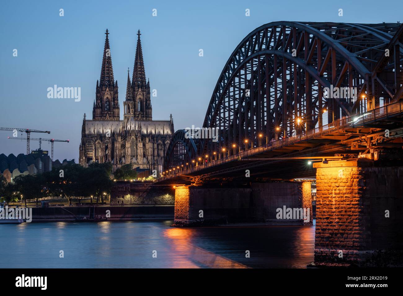 Cathédrale de Cologne, site du patrimoine mondial de l'UNESCO, et pont Hohenzollern au crépuscule, Cologne, Rhénanie du Nord-Westphalie, Allemagne, Europe Banque D'Images