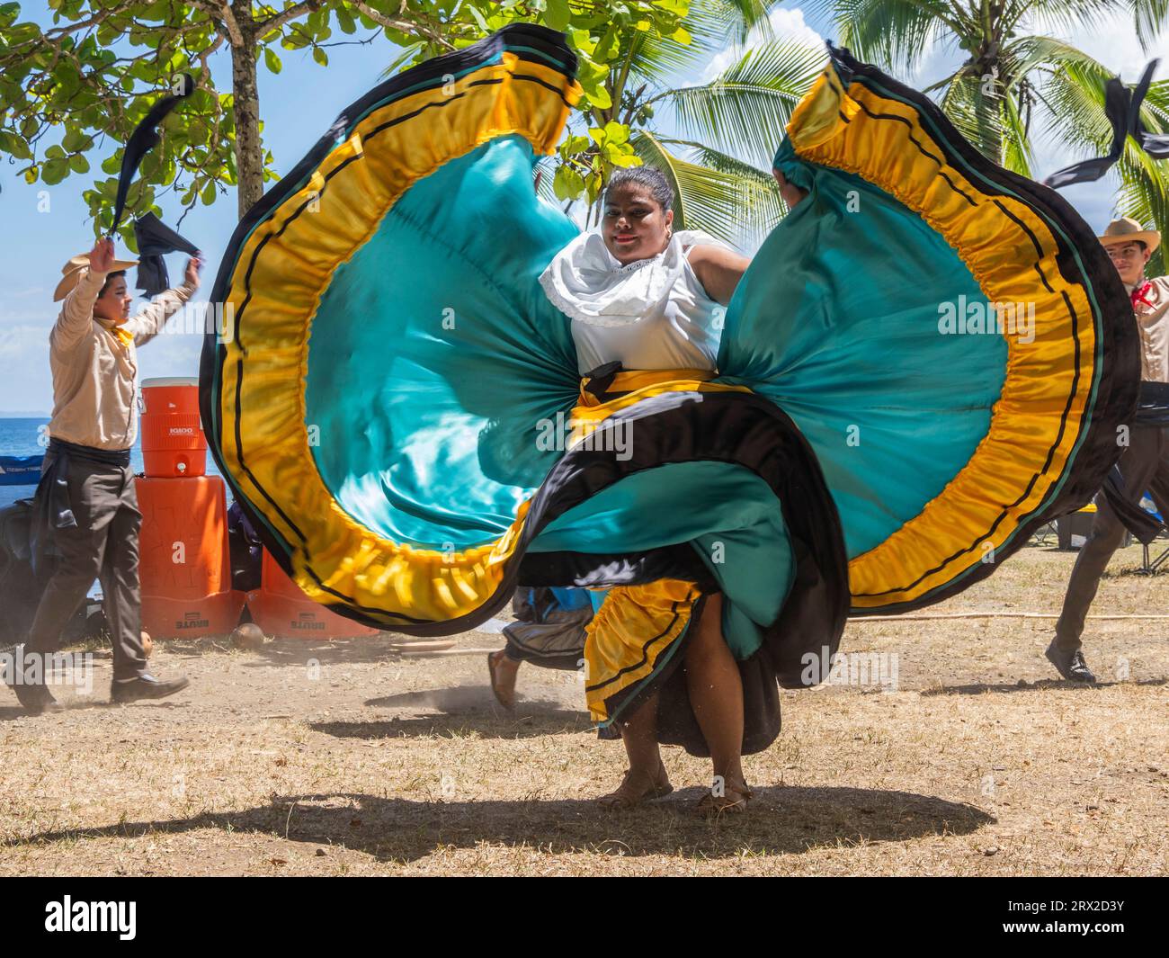 Un groupe de jeunes danseuses costaricaines en tenue traditionnelle se produit à Playa Blanca, El Golfito, Costa Rica, Amérique centrale Banque D'Images