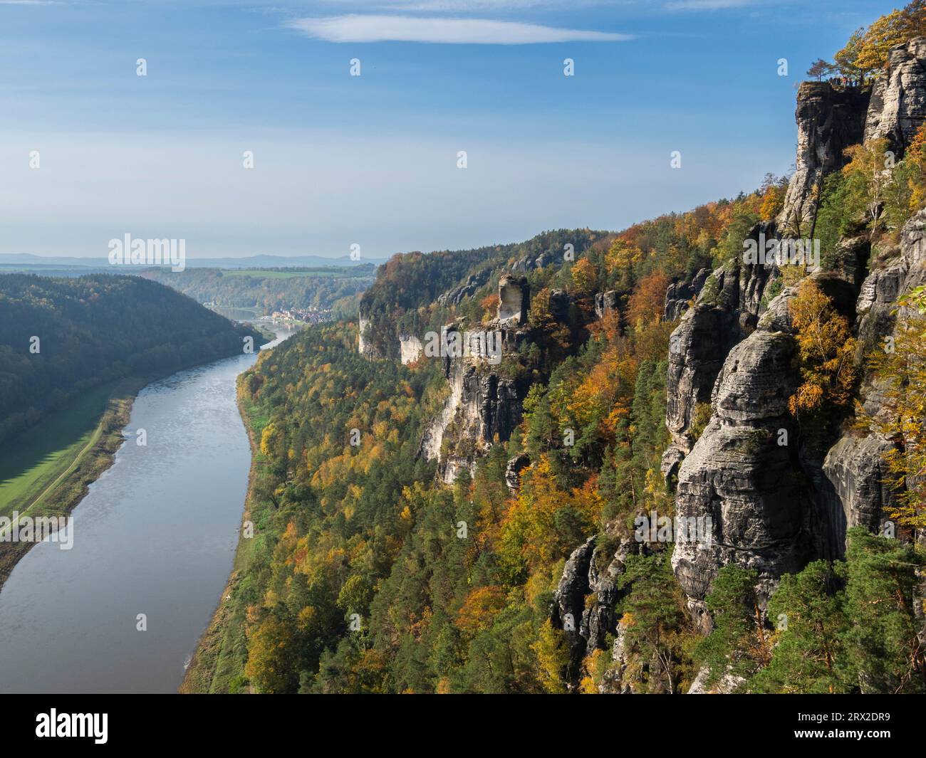 Une vue d'un éperon rocheux avec la rivière Elbe en contrebas dans le parc national de la Suisse saxonne, Saxe, Allemagne, Europe Banque D'Images