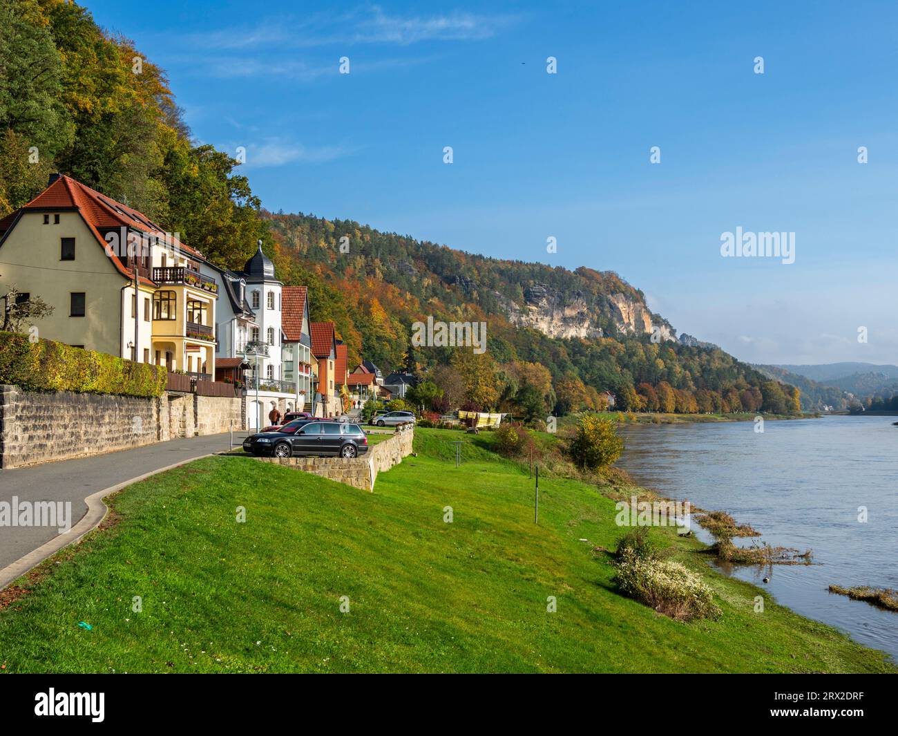 Une vue de Stadt Wehlen sur la rivière Elbe dans le parc national de la Suisse saxonne, Saxe, Allemagne, Europe Banque D'Images
