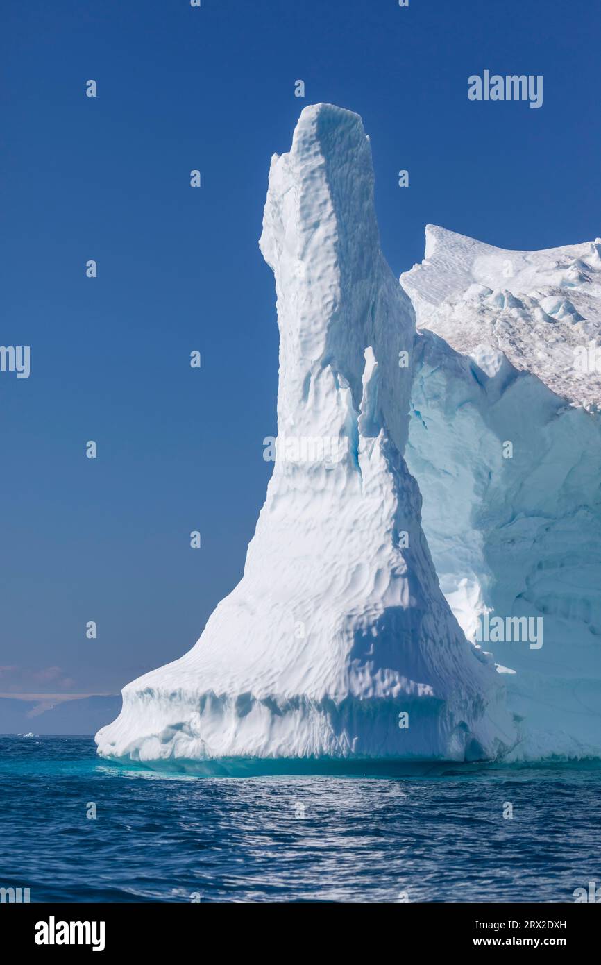 Énorme iceberg du fjord glacé voisin d'Ilulissat flottant près d'Ilulissat, anciennement Jakobshavn, Groenland occidental, régions polaires Banque D'Images