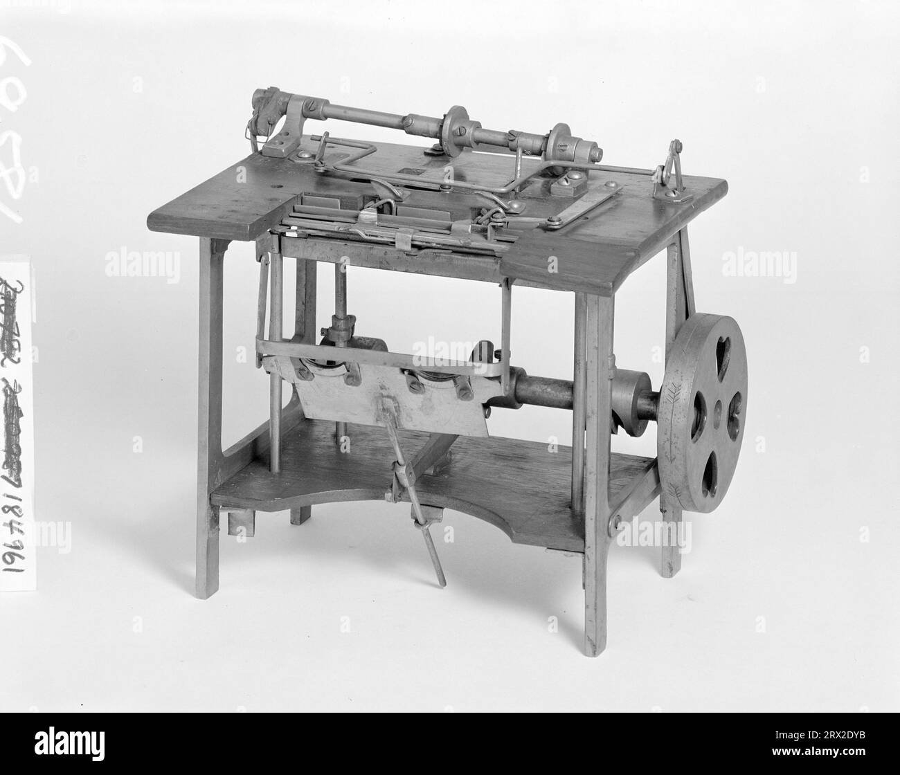 Modèle de brevet. Machine à coudre des livres, Glazier, brevet no. 184961, de 4' x 5' bwn. GA*89797.184961. Banque D'Images