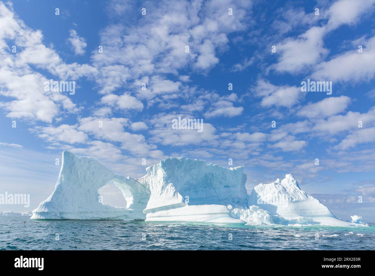 Énorme iceberg du fjord glacé voisin d'Ilulissat flottant près d'Ilulissat, anciennement Jakobshavn, Groenland occidental, régions polaires Banque D'Images