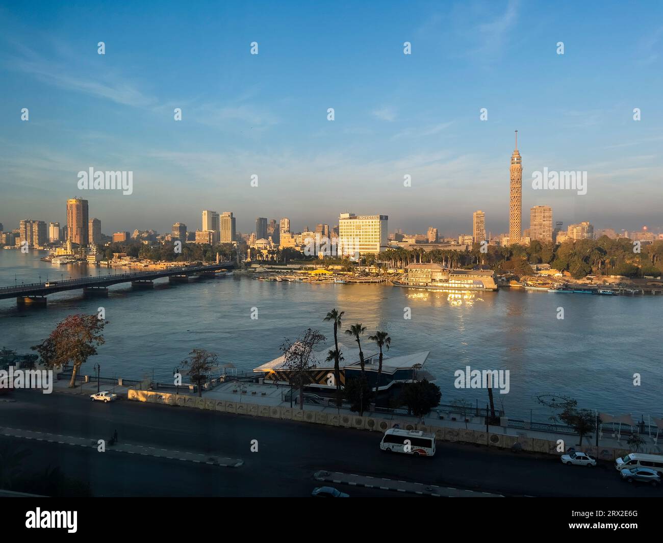 Tour du Caire, la plus haute structure en Egypte et en Afrique du Nord, s'élevant à 187 mètres, fleuve Nil, le Caire, Egypte, Afrique du Nord, Afrique Banque D'Images