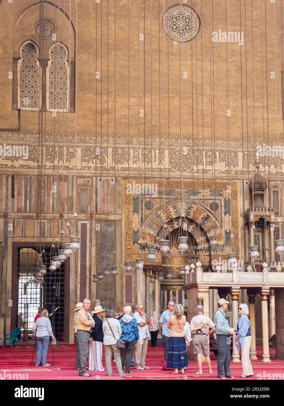 Touristes à la Mosquée du Sultan Hassan, construite entre 1356 et 1363 pendant la période Bahri Mamelouk, le Caire, Egypte, Afrique du Nord, Afrique Banque D'Images
