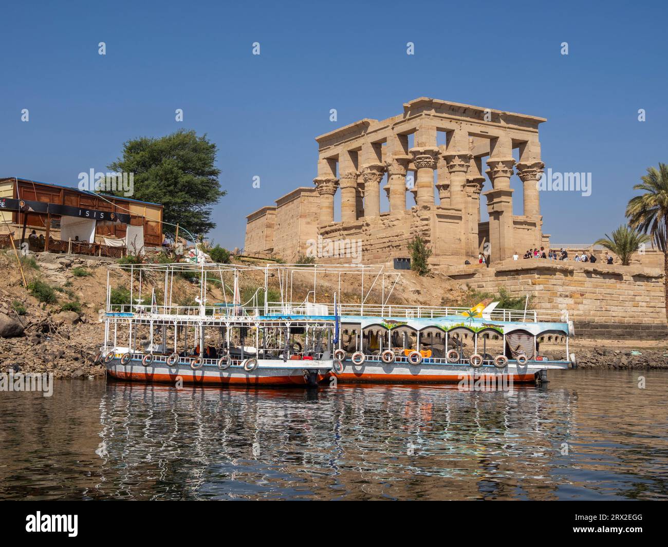 Des bateaux se rassemblent pour emmener les touristes au complexe du temple Philae, le temple d'Isis, sur l'île d'Agilkia, site du patrimoine mondial de l'UNESCO, Egypte Banque D'Images