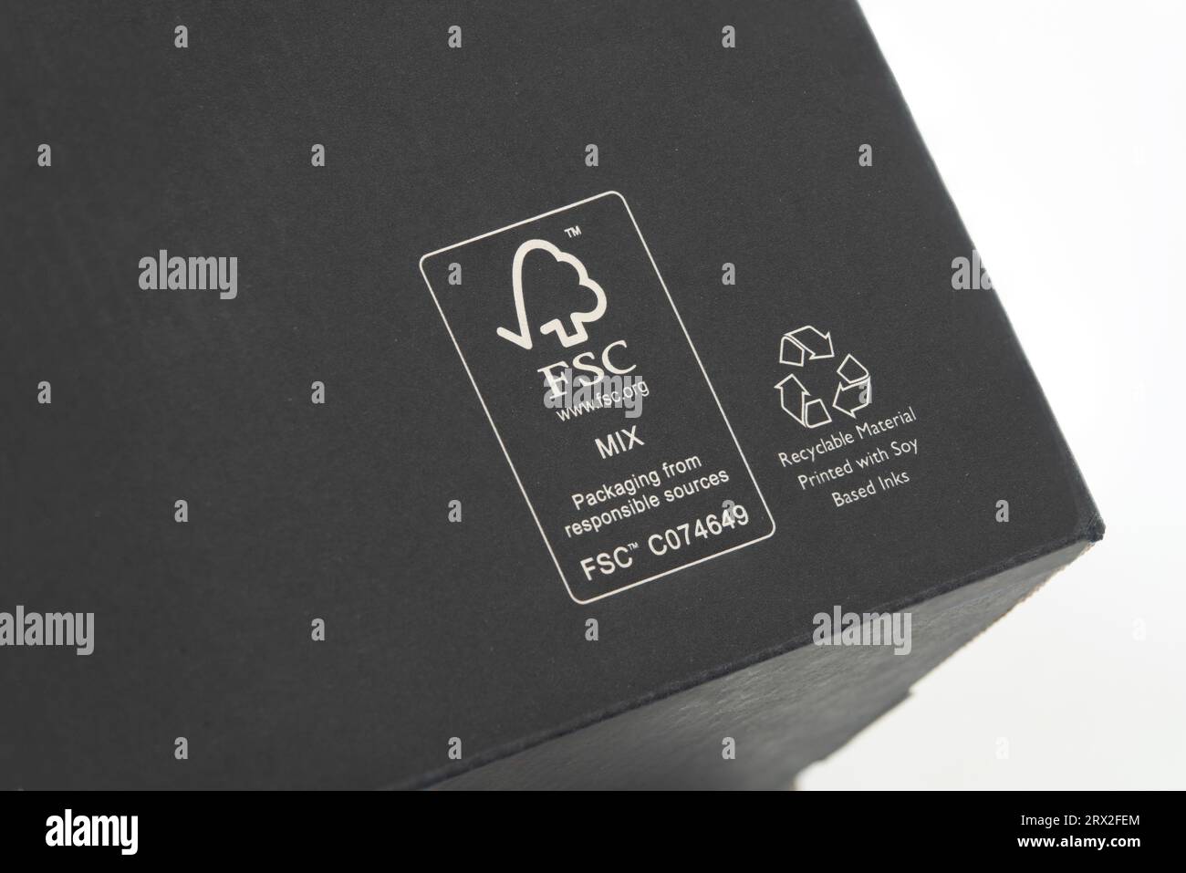 FSC - Forest Stewardship Council - logotype sur emballage en carton. recyclable à 100 %. Imprimé avec des encres à base de soja. Gros plan photo . Copenhague, de Banque D'Images