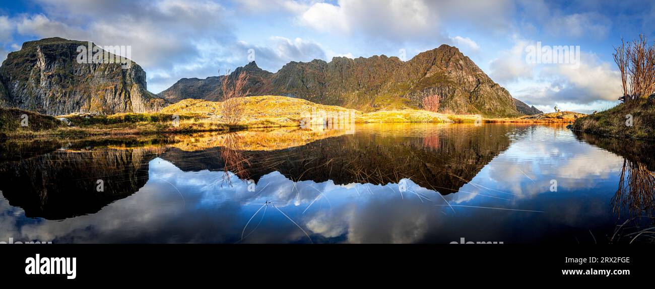 Panoramique de montagnes reflétées dans les eaux calmes d'un fjord à l'aube, A i Lofoten, Moskenes, îles Lofoten, Nordland, Norvège, Scandinavie, Europe Banque D'Images