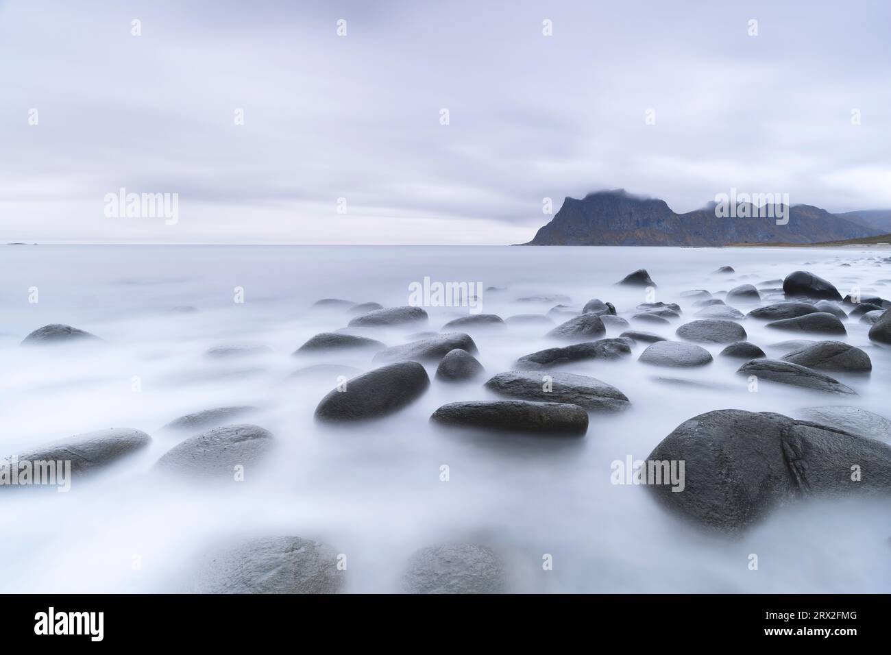 Nuages au crépuscule sur les rochers lavés par la mer arctique à la plage d'Uttakleiv, Vestvagoy, îles Lofoten, Nordland, Norvège, Scandinavie, Europe Banque D'Images