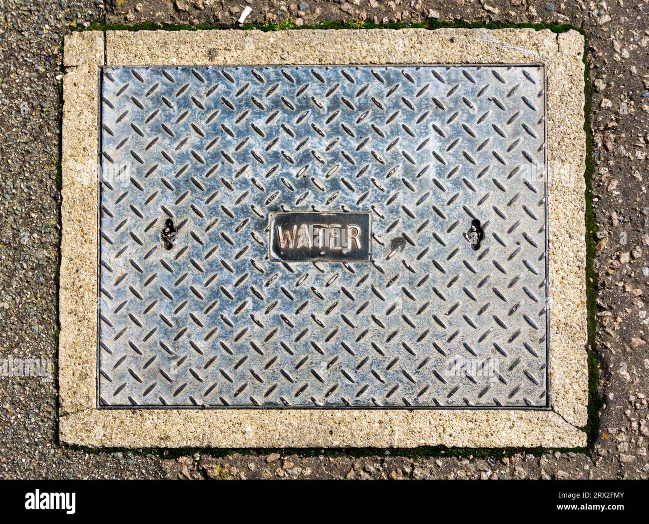 Couvercle de trou d'homme ou chambre d'inspection avec un seul mot eau. Banque D'Images