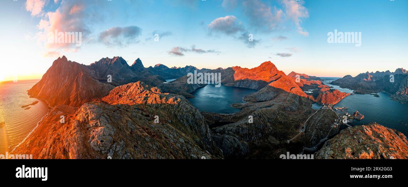 Lac idyllique encadré par des montagnes surplombant la mer arctique au coucher du soleil, Moskenesoya, îles Lofoten, Nordland, Norvège, Scandinavie, Europe Banque D'Images