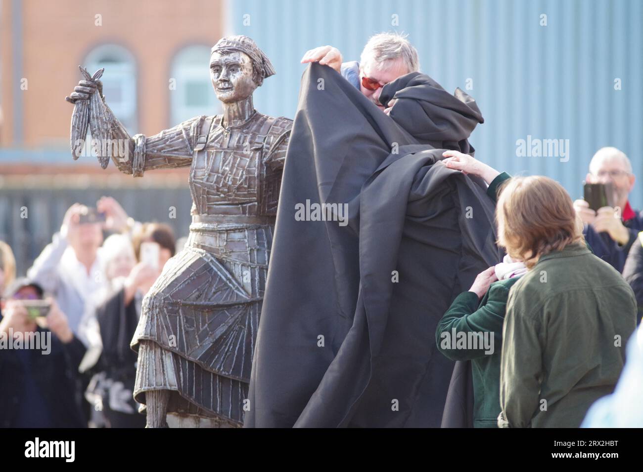 North Shields, 22 septembre 2023. Dévoilement officiel d'une nouvelle sculpture, The Herring Girl, sur le Fish Quay à North Shields. Crédit : Colin Edwards/Alamy Live News Banque D'Images