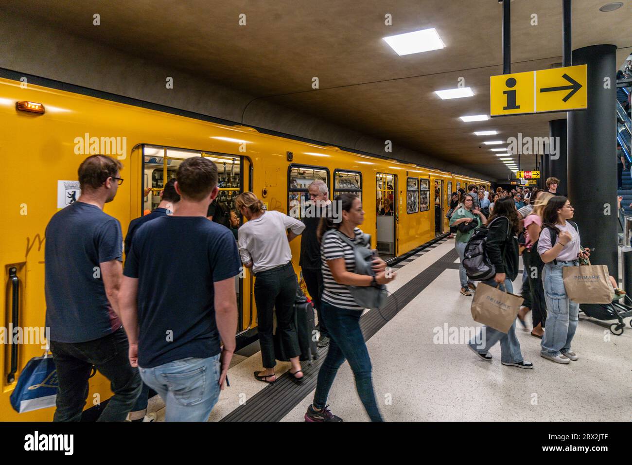 U-Bahn, U5, Unter den Linden, Menschen, Nahverkehr, Berlin-Mitte, Deutschland Banque D'Images