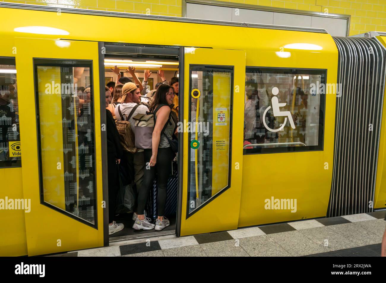 U-Bahn, U8, Jannowitzbrücke, Menschen, Nahverkehr, Berlin-Mitte, Deutschland Banque D'Images