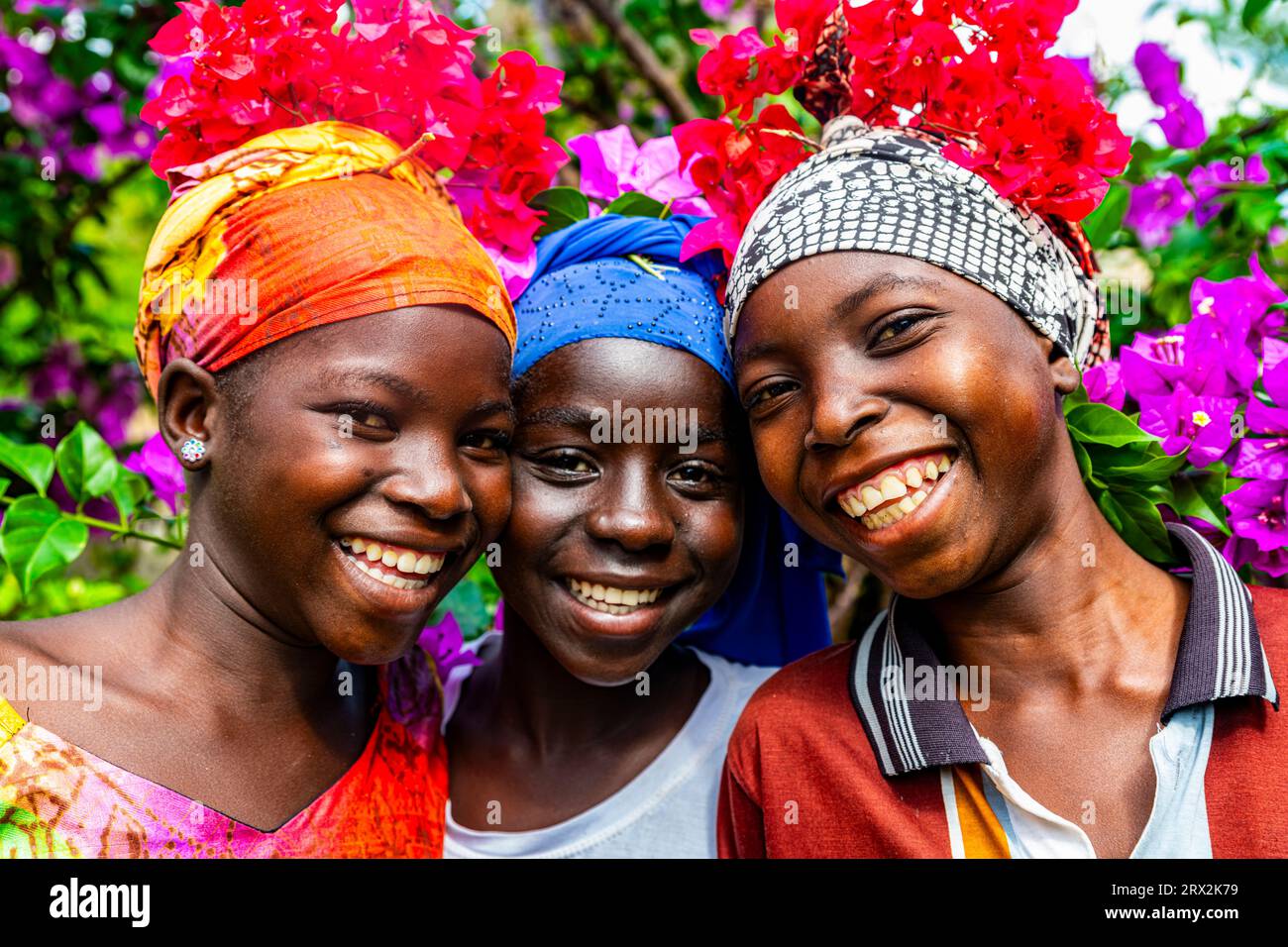 Sympathiques filles tribales Kapsiki, Rhumsiki, montagnes Mandara, province de l'extrême Nord, Cameroun, Afrique Banque D'Images