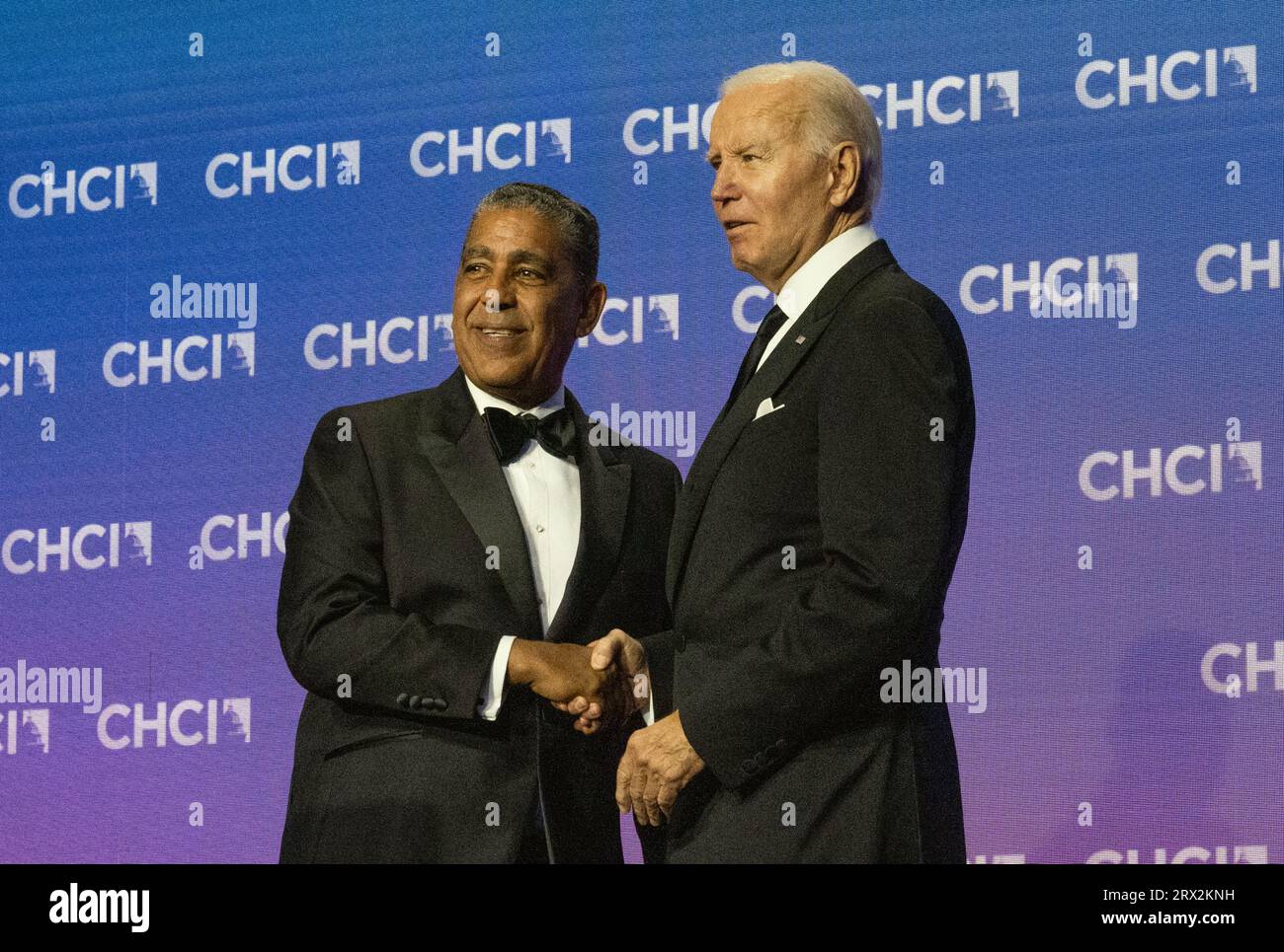 Le président des États-Unis Joe Biden est accueilli par le représentant américain Adriano Espaillat (démocrate de New York), président du Congressional Hispanic Caucus Institute (CHCI), avant de prononcer un discours lors du 46e gala annuel du Congressional Hispanic Caucus Institute au Walter E. Washington Convention Center à Washington, DC, jeudi, 21 septembre 2023.crédit : Ron Sachs/Pool via CNP/MediaPunch Banque D'Images