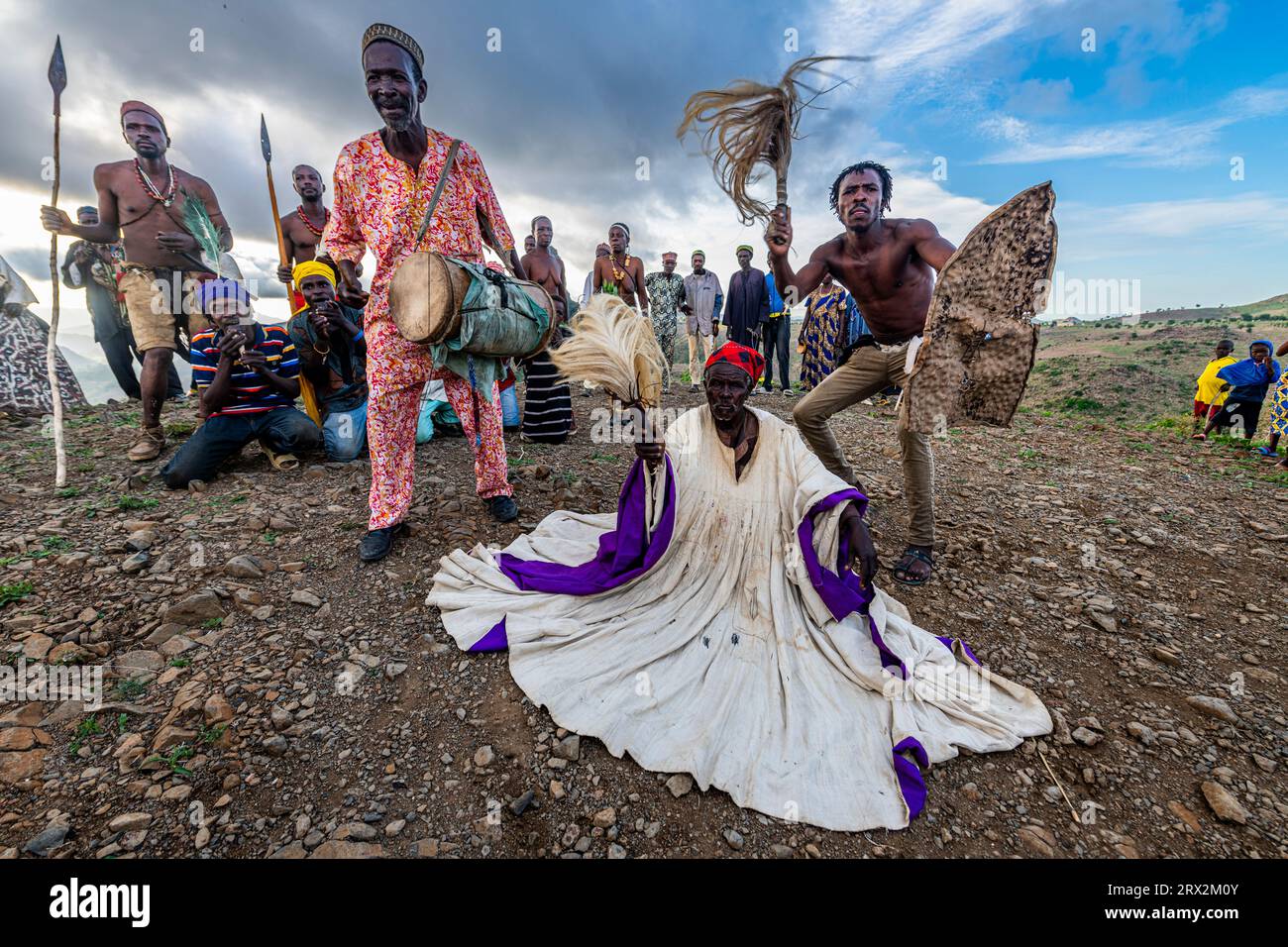 Peuple tribal Kapsiki pratiquant une danse traditionnelle, Rhumsiki, montagnes Mandara, province de l'extrême Nord, Cameroun, Afrique Banque D'Images